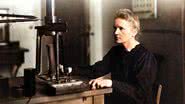 Cientista Marie Curie em seu laboratório - Creative Commons