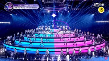 Participantes do 'Boys Planet' na apresentação de 'HERE I AM' - Reprodução/YouTube/Mnet K-POP