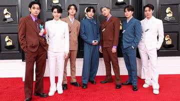 BTS durante o tapete vermelho do Grammy 2022 - Getty Images