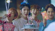 Integrantes do EXO comemorando o aniversário de Suho em um comercial coreano - Divulgação/YouTube/isnaini annisa