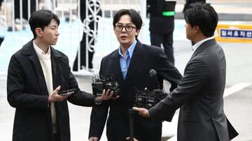 G-Dragon na saída do Departamento de Investigação Regional da Agência de Polícia Metropolitana de Incheon - Chung Sung-Jun/Getty Images