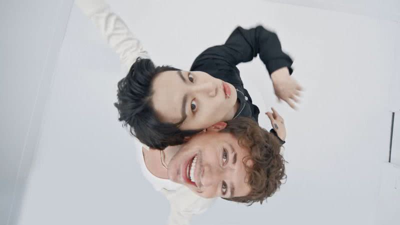 Jungkook e Charlie Puth em cena do clipe “Left and Right” - Divulgação/ Twitter/ charlieputh