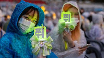 Fãs com o lightstick do NCT - Justin Shin/Getty Images