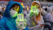 Fãs com o lightstick do NCT - Justin Shin/Getty Images