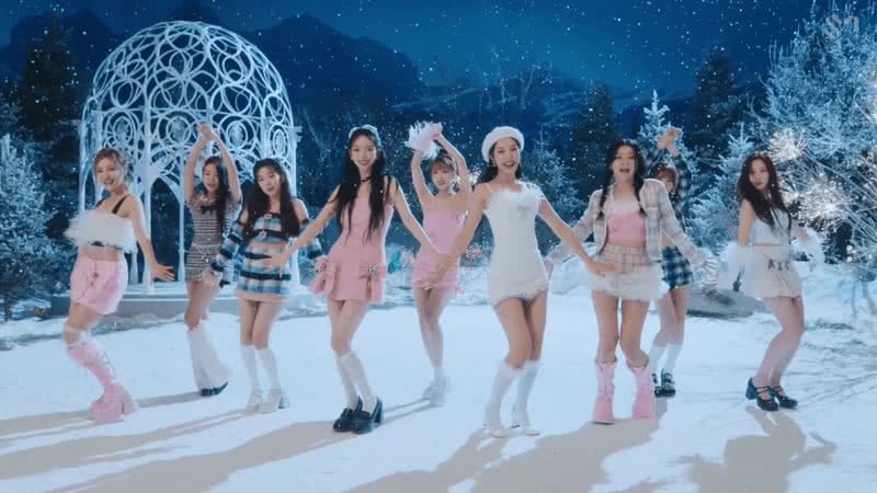 Integrantes do Red Velvet e aespa no clipe natalino de 'Beautiful Christmas' - Reprodução/Youtube/SMTOWN