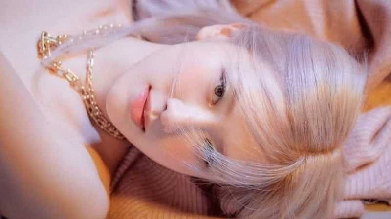 Rosé em imagem do MV de “On The Ground” - Divulgação/ YG Entertainment