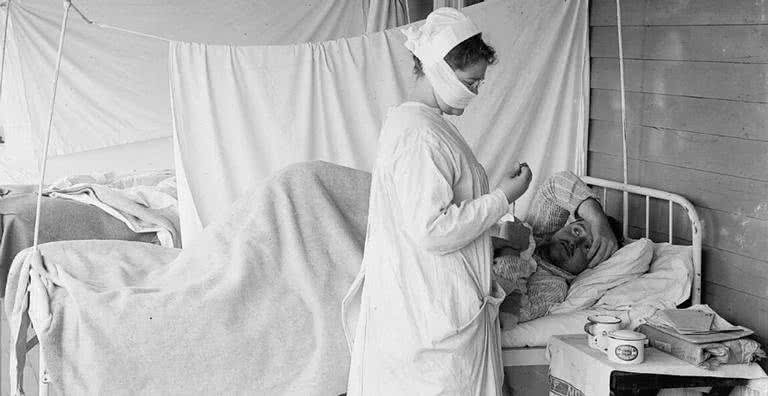 Enfermeira cuidando de paciente com gripe espanhola - Wikimedia Commons