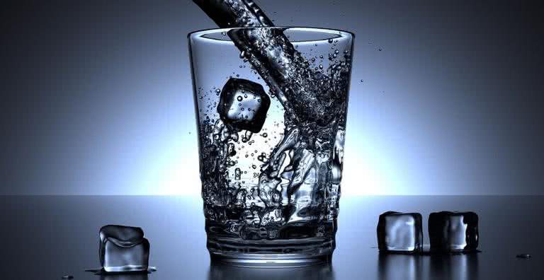 Imagem ilustrativa de um copo de água e cubos de gelo - Pixabay