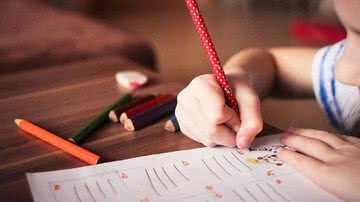 Imagem ilustrativa de uma criança escrevendo - Pixabay