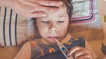 Imagem ilustrativa de uma criança com febre - Pixabay