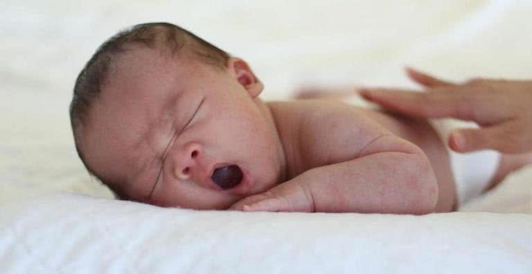 Imagem ilustrativa de um bebê bocejando - Pixabay
