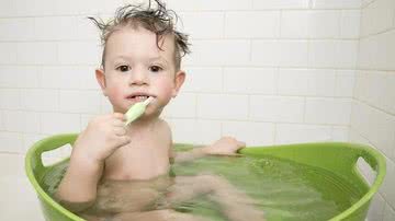 Imagem ilustrativa de uma criança tomando banho - Pixabay
