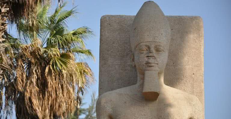 Estátua do faraó Ramsés II sem nariz - Pixabay