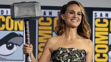 Natalie Portman no painel de Thor: Love and Thunder na Comic Con San Diego 2019 - Wikimedia Commons