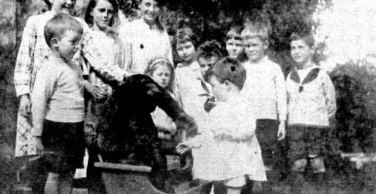 O gorila criança John Daniel e sua família - Divulgação/Arquivo de Uley