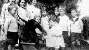 O gorila criança John Daniel e sua família - Divulgação/Arquivo de Uley