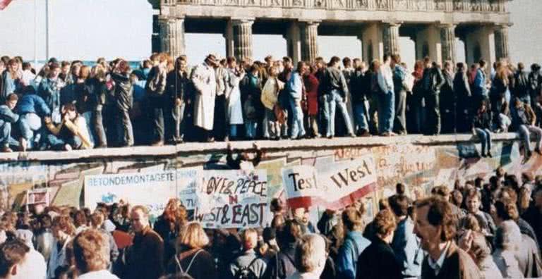 Alemães no Muro de Berlim um dia antes de sua queda, em 1989 - Wikimedia Commons