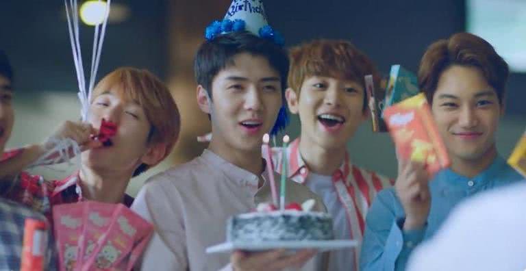 Integrantes do EXO comemorando o aniversário de Suho em um comercial coreano - Divulgação/YouTube
