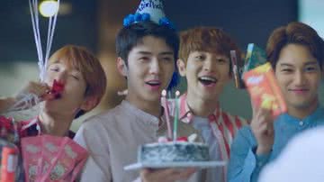 Integrantes do EXO comemorando o aniversário de Suho em um comercial coreano - Divulgação/YouTube