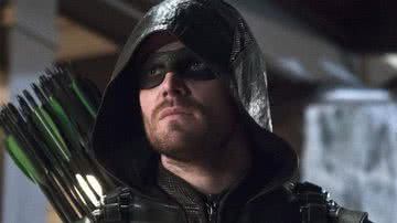 Stephen Amell como Oliver Queen para a sétima temporada de Arrow - Divulgação/CW