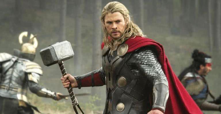 Cena de Thor com seu martelo em Thor: O Mundo Sombrio (2013) - Divulgação/Marvel Studios