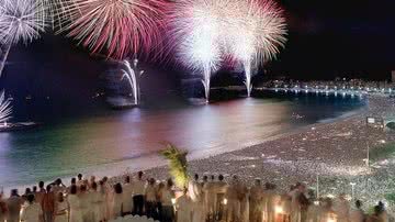 Pessoas comemorando o ano novo em Copacabana, Rio de Janeiro - Wikimedia Commons