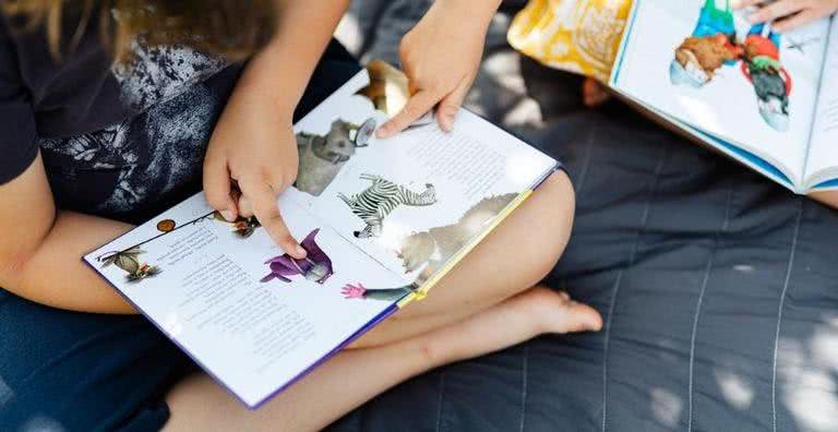 Imagem ilustrativa de crianças lendo - Divulgação
