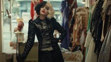Cena de Cruella (Emma Stone) para o novo live-action Cruella (2021) - Divulgação/Disney