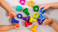 Brinquedos educativos e que ajudam a desenvolver os sentidos - Reprodução/Getty Images