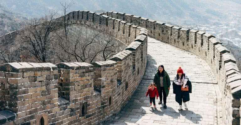 Pessoas andando na Grande Muralha da China - Pixabay