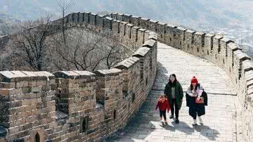 Pessoas andando na Grande Muralha da China - Pixabay