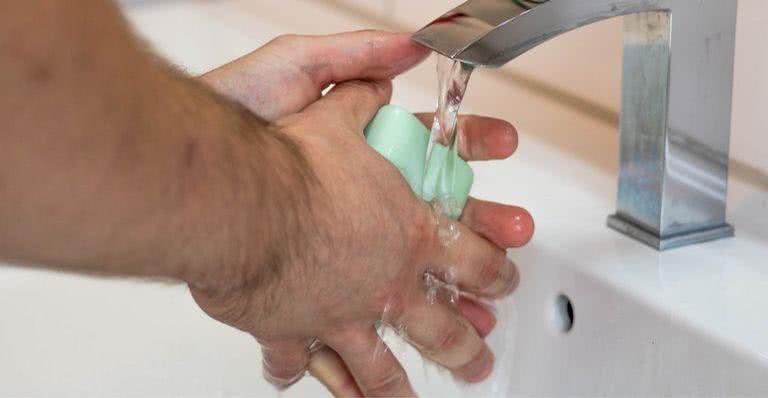 Imagem ilustrativa de uma pessoa lavando as mãos - Pixabay