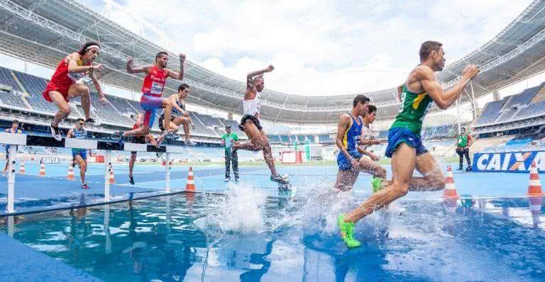 Atletas durante uma disputa da modalidade corrida com obstáculos - Pixabay