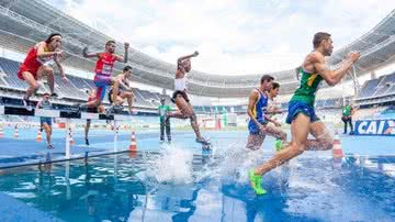 Atletas durante uma disputa da modalidade corrida com obstáculos - Pixabay