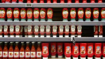 Prateleira de ketchup no supermercado - Pixabay