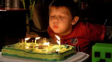 Imagem ilustrativa de uma criança em sua festa de aniversário - Pixabay