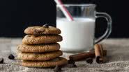 Imagem ilustrativa de bolachas/biscoitos e leite - Pixabay
