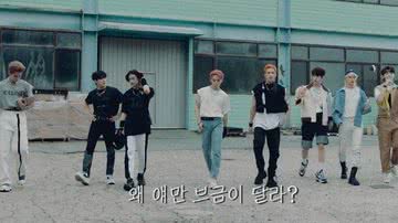 Stray Kids durante o teaser de 'NOEASY' - Divulgação/JYP Entertainment