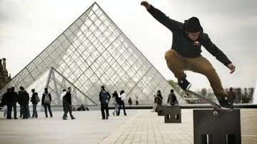 Skatista Boaz Arrow Aquino realizando manobra em frente ao Museu do Louvre - Jean Feil/Red Bull Content Pool