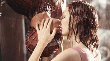 Cena do beijo entre Peter Parker e Mary Jane em Homem-Aranha (2002) - Divulgação/Columbia Pictures