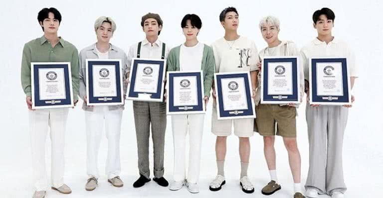 Integrantes do BTS com os certificados de recordes - Divulgação/Guinness World Records
