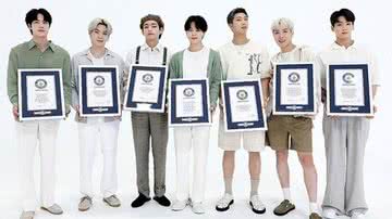 Integrantes do BTS com os certificados de recordes - Divulgação/Guinness World Records