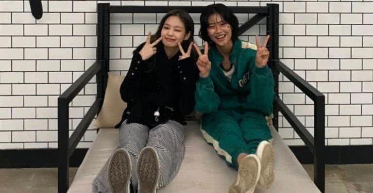 Jennie e Jung Hoyeon no set de Round 6 - Divulgação/Instagram/hoooooyeony