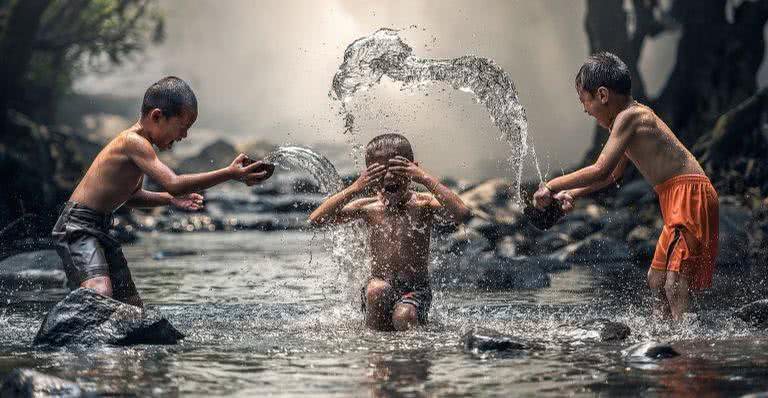 Crianças brincando no rio - Pixabay