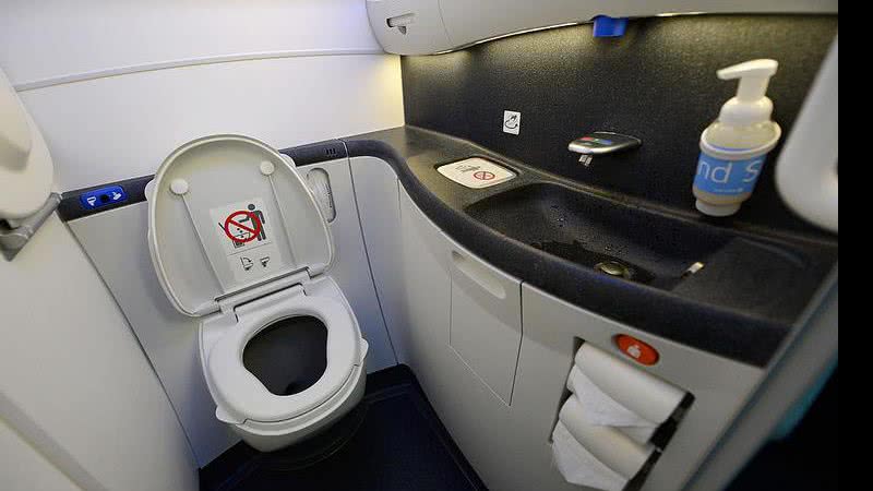 Entenda como funciona o banheiro do avião - Foto: Getty Images
