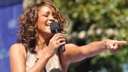 Whitney Houston em uma apresentação - Wikimedia Commons