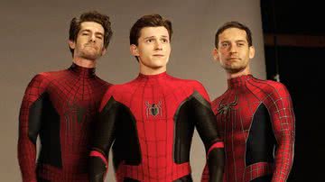 Andrew Garfield, Tom Holland e Tobey Maguire com trajes do Homem Aranha - Divulgação/ Sony Pictures Entertainment/ Marvel Studios