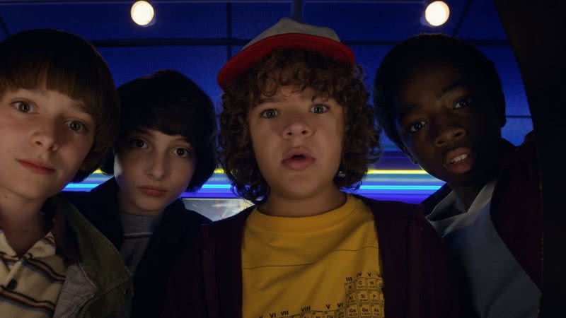 Will, Mike, Dustin e Lucas no Arcade, local da série "Stranger Things" - Divulgação/ Netflix