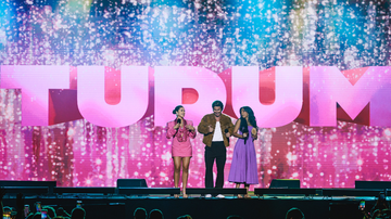 Maisa, Chan Stokes e Maitreyi Ramakrishnan no palco da live do Tudum, em São Paulo - Reprodução/ Twitter/ NetflixBrasil
