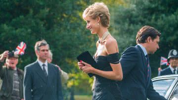 Elizabeth Debicki como princesa Diana utilizando o vestido da vingança em The Crown - Divulgação/Netflix